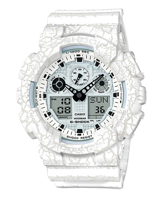 Часы CASIO GA-100CG-7A Часы CASIO GA-100CG-7AG-CLASSIC<br>Харизматичная новинка G-SHOCK из <a href=&amp;quot;/all-gshock/g-shock-ga-100/&amp;quot;>серии GA-100</a> с гранжевым ALLROUND-принтом белого цвета в виде потрескавшейся иссушенной земли.
<br>Чтобы добавить принту реалистичности в Casio впервые применили подобную технику: сначала корпус и ремешок часов полностью заливали краской, после чего лазером выжигали места &amp;quot;трещин&amp;quot;. Подобная технология позволила создать крайне реалистичный растрескавшийся принт. Но не стоит беспокоиться, новый визуальный облик часов не повлиял на их непревзойденную противоударность и неубиваемость.<br>