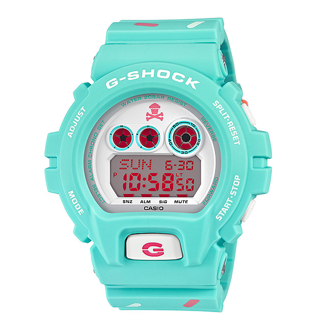 Часы CASIO GD-X6900JC-3E Часы CASIO GD-X6900JC-3EG-SPECIALS<br>Еще одна одиозная новинка 2015 года: коллаборация G-SHOCK и <a href=&amp;quot;http://johnnycupcakes.com/&amp;quot;>Johnny Cupcakes</a>. Эти яркие бирюзовые джишоки, словно кекс, украшенный цветной сахарной посыпкой. Вряд ли настоящий поклонник джишоков сможет устоять перед этим сладким десертом, однако, как у всяких лимиток, есть и свой минус: количество моделей ограничено и разлетаются они не успев остыть.<br>