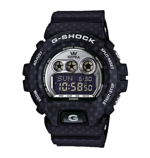 Часы CASIO GD-X6900SP-1E Часы CASIO GD-X6900SP-1EG-SPECIALS<br>Стильная коллаборация G-SHOCK с калифорнийским обувным уличным брендом <a href=&amp;quot;http://www.suprafootwear.com&amp;quot;>SUPRA</a> в черном цвете с точечным ALL ROUND принтом и хромовыми деталями и циферблатом. В основу коллаборации положены джишоки из серии X6900 с увеличенным корпусом.
<br>Напомним, что в коллаборации с SUPRA существует <a href=&amp;quot;http://www.g-store.ru/g-specials/gmd_s6900sp_7e/&amp;quot;>еще одна модель</a> — в белом, уменьшенном корпусе. Таким образом вы можете выбрать идеальное сочетание джишоков со своими белыми или черными кроссовками.<br>