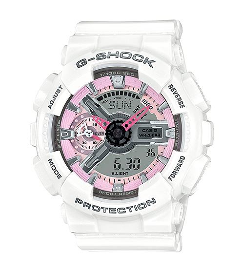 Часы CASIO GMA-S110MP-7A Часы CASIO GMA-S110MP-7AG-CLASSIC<br>Женские летние джишоки из <a href=&amp;quot;http://www.g-store.ru/all-gshock/g-shock-gma-s-series/&amp;quot;>серии G-SHOCK S SERIES™</a> с аналого-цифровым циферблатом, выпущенные в 2015 году. Нежные цвета, белый корпус и оттенки розового на циферблате украсят любое женское запястье.
<br>Напомним, что G-SHOCK S SERIES™ — это серия унисексовых и женских джишоков, имеющих меньший размер корпуса, в отличие от остальных часов G-SHOCK, что позволяет им оптимально выглядеть даже на женских запястьях.<br>