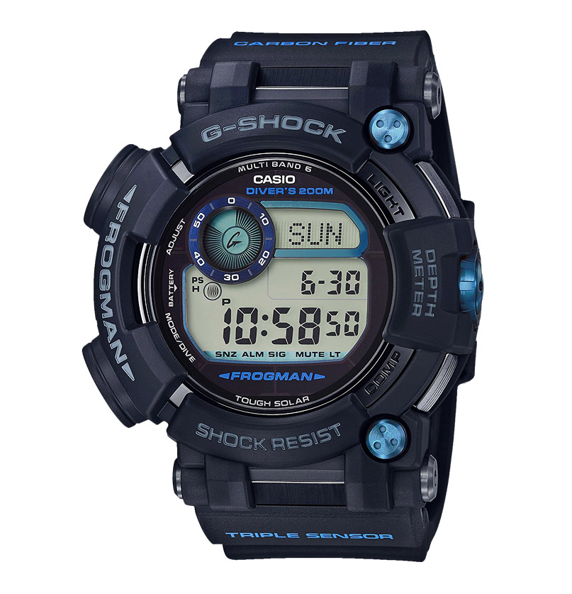 Часы CASIO GWF-D1000B-1E Часы CASIO GWF-D1000B-1EG-PREMIUM<br>Перед вами топовый релиз июня 2016 из профессиональной дайверской серии <a href=&amp;quot;http://www.g-store.ru/all-gshock/g-shock-frogman/&amp;quot;>G-SHOCK FROGMAN</a>. Эти цифровые фрогманы помимо невероятного дизайна, содержат в себе не менее совершенную начинку: глубинометр с шагом в 10 см, измеряющий глубину до 80 м, сапфировое стекло, с повышенной защитой от царапин, цифровой компас, работающий и позволяющий ориентироваться на глубине, термометр, измеряющий температуру воды при погружении, сигнал тревоги, срабатывающий при движении ныряльщика более 10м/мин. Такие данные как длительность погружения, температура воды и глубина погружения можно сохранить и позже вывести на экран.
<br>Нет, это не весь список, мы просто вдохнули немного воздуха, чтобы продолжить: возможность работы от мощной солнечной батареи, массивный корпус и крышка с винтовым фиксатором, радио-синхронизация времени, сертифицированная водонепроницаемость до 200 м в соответствии со стандартом <a href=&amp;quot;http://en.wikipedia.org/wiki/Water_Resistant_mark#ISO_6425_divers.27_watches_standard&amp;quot;>ISO 6425</a>, информация о приливах/отливах и фазе Луны. И еще более десятка функций, которые мы не перечислили, тк. нам опять не хватило воздуха.
<br>Стальной корпус и детали часов покрыты <a href=&amp;quot;http://ru.wikipedia.org/wiki/%D0%90%D0%BB%D0%BC%D0%B0%D0%B7%D0%BE%D0%BF%D0%BE%D0%B4%D0%BE%D0%B1%D0%BD%D0%BE%D0%B5_%D0%BF%D0%BE%D0%BA%D1%80%D1%8B%D1%82%D0%B8%D0%B5&amp;quot;>алмазоподобным покрытием (DLC)</a>, что полностью защищает их от ржавчины и иного абразивного повреждения.<br>