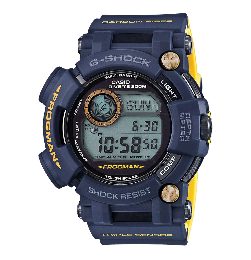 Часы CASIO GWF-D1000NV-2E Часы CASIO GWF-D1000NV-2EG-PREMIUM<br>Перед вами топовый релиз ноября 2016 из профессиональной дайверской серии <a href=&amp;quot;http://www.g-store.ru/all-gshock/g-shock-frogman/&amp;quot;>G-SHOCK FROGMAN</a>. Эти цифровые фрогманы помимо невероятного дизайна в цвете Blue Navy, содержат в себе не менее совершенную начинку: глубинометр с шагом в 10 см, измеряющий глубину до 80 м, сапфировое стекло, с повышенной защитой от царапин, цифровой компас, работающий и позволяющий ориентироваться на глубине, термометр, измеряющий температуру воды при погружении, сигнал тревоги, срабатывающий при движении ныряльщика более 10м/мин. Такие данные как длительность погружения, температура воды и глубина погружения можно сохранить и позже вывести на экран.
<br>Нет, это не весь список, мы просто вдохнули немного воздуха, чтобы продолжить: возможность работы от мощной солнечной батареи, массивный корпус и крышка с винтовым фиксатором, радио-синхронизация времени, сертифицированная водонепроницаемость до 200 м в соответствии со стандартом <a href=&amp;quot;http://en.wikipedia.org/wiki/Water_Resistant_mark#ISO_6425_divers.27_watches_standard&amp;quot;>ISO 6425</a>, информация о приливах/отливах и фазе Луны. И еще более десятка функций, которые мы не перечислили, тк. нам опять не хватило воздуха.
<br>Стальной корпус и детали часов покрыты <a href=&amp;quot;http://ru.wikipedia.org/wiki/%D0%90%D0%BB%D0%BC%D0%B0%D0%B7%D0%BE%D0%BF%D0%BE%D0%B4%D0%BE%D0%B1%D0%BD%D0%BE%D0%B5_%D0%BF%D0%BE%D0%BA%D1%80%D1%8B%D1%82%D0%B8%D0%B5&amp;quot;>алмазоподобным покрытием (DLC)</a>, что полностью защищает их от ржавчины и иного абразивного повреждения.<br>