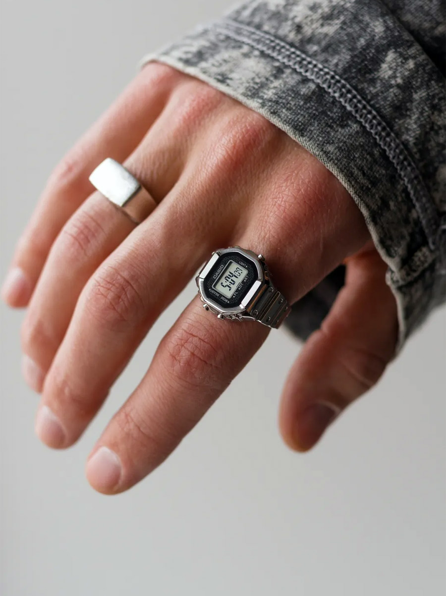 Часы-кольцо Casio CRW-001 — электронные украшения весом 16 грамм