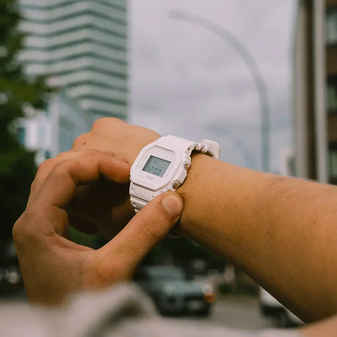 Стильные цифровые G-Shock DW-5600WW-7E в белом цвете