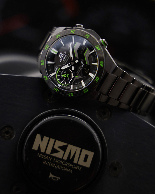 Casio Edifice ECB-2200RC-1A3 с карбоновой текстурой
