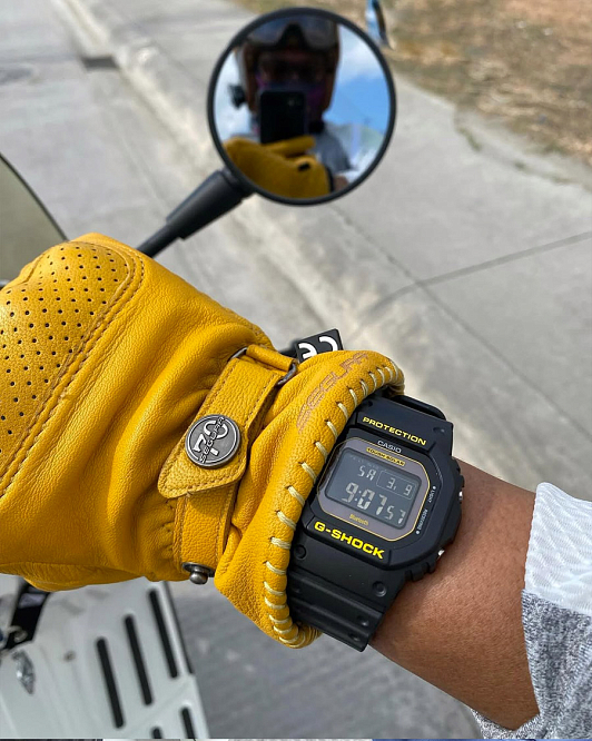Casio G-Shock GW-B5600CY-1E с желтыми акцентами