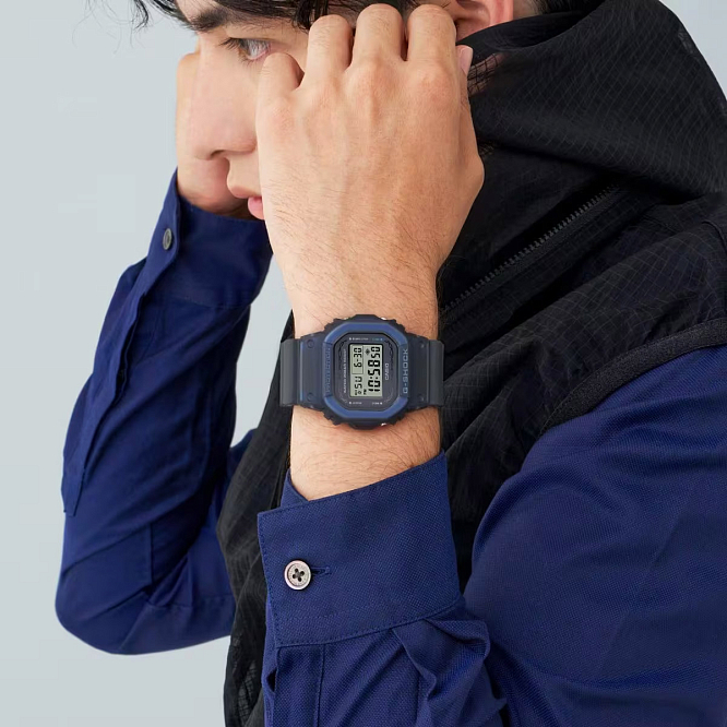 Цифровые G-Shock DW-5600RS-8E в "холодной" расцветке