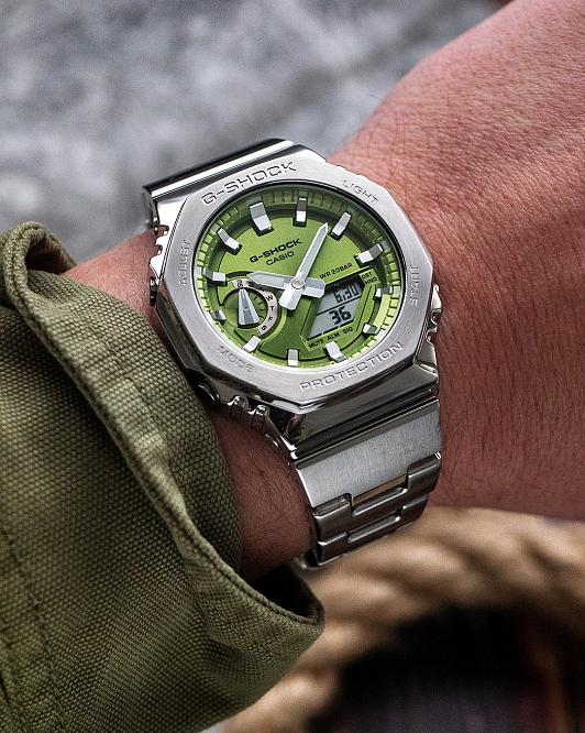 Стальные G-Shock GM-2110D-3A с ярким циферблатом