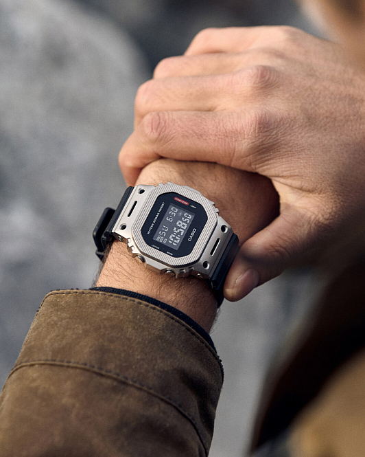 Стальные G-Shock GM-5600M-1E с фактурным безелем