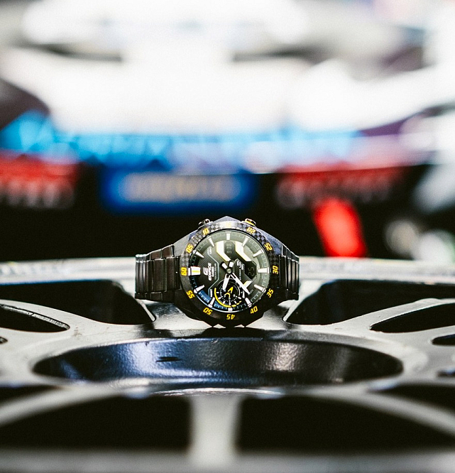 Casio Edifice ECB-2200RC-1A9 с желтыми акцентами