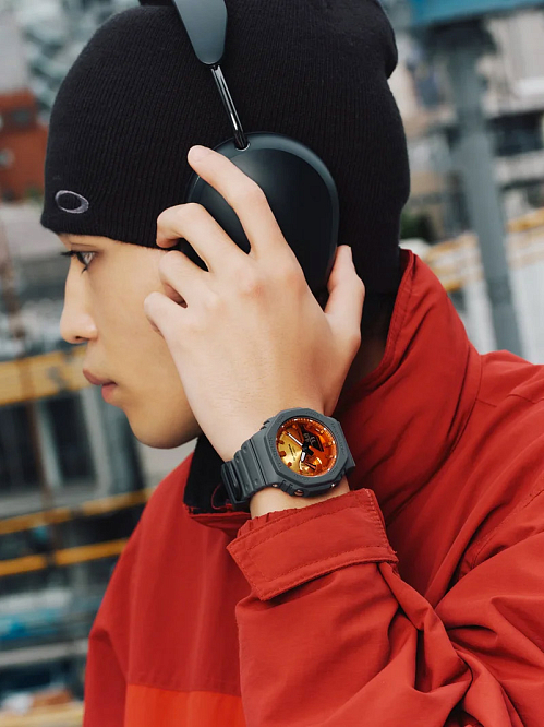 Casio G-Shock GA-2100FL-8A с "горящим" циферблатом