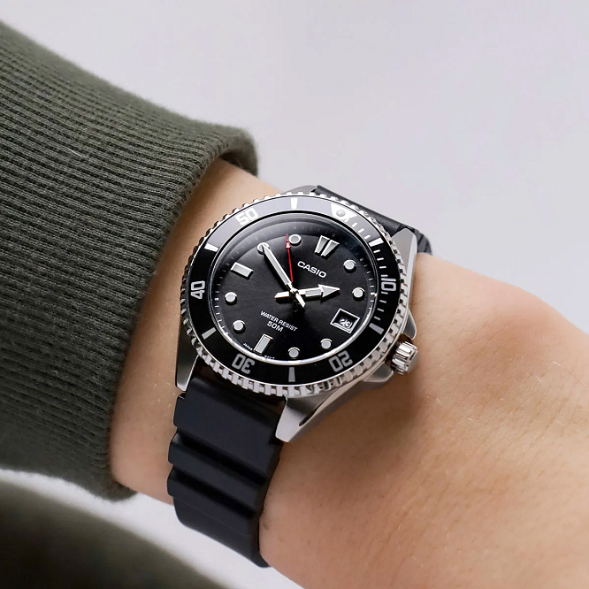 Трехстрелочник Casio MDV-10-1A1 стиль и компактность
