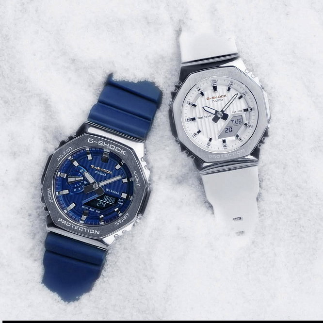 Стальные G-Shock GM-2110SH-7A на белом ремешке