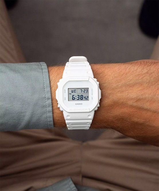 Стильные цифровые G-Shock DW-5600WW-7E в белом цвете