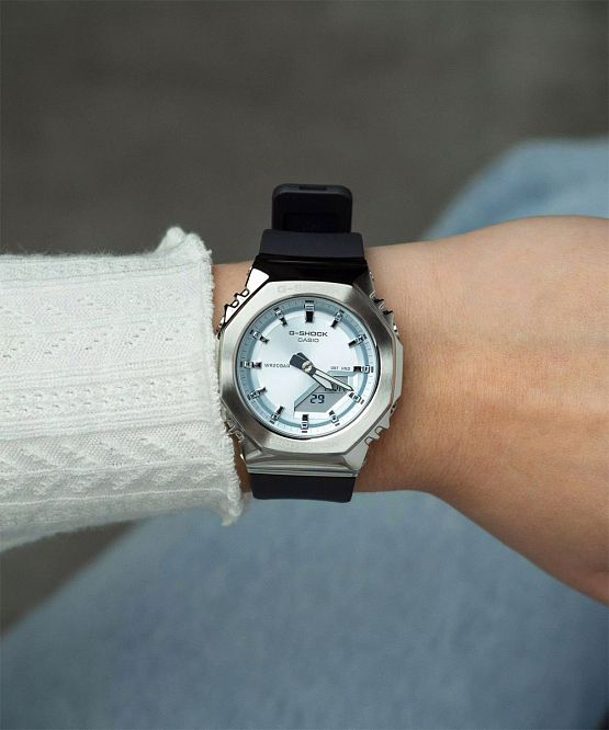 Женские Casio G-Shock GM-S2110-2A в стальном корпусе