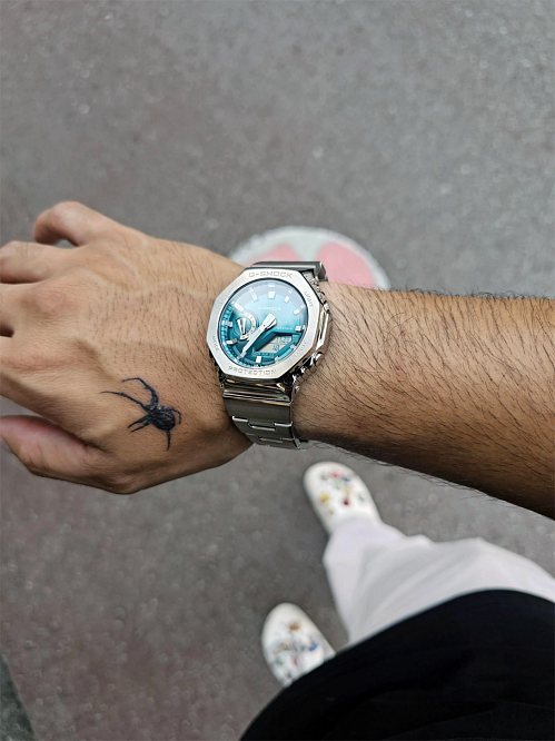 Стальные G-Shock GM-2110D-3A1 с изумрудным цифером